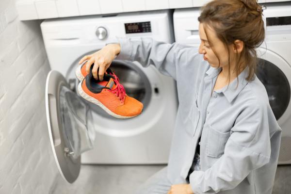 How to wash trainers in a washing machine